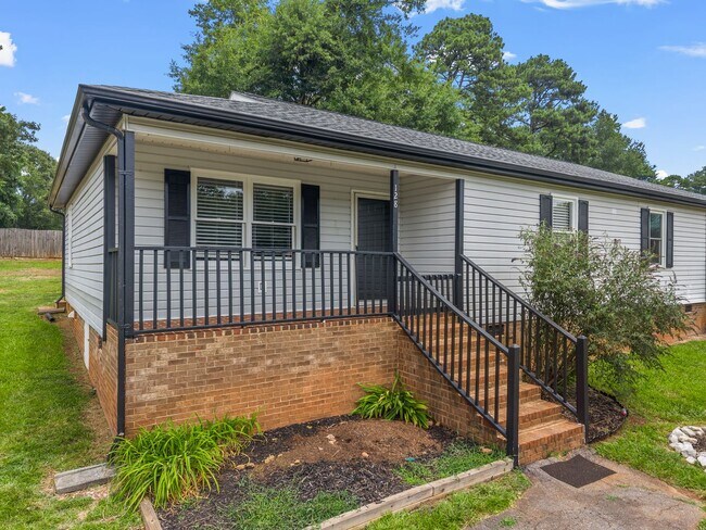 Building Photo - Freshly renovated 2 bed 2 bath home-$500 off first month rent!!