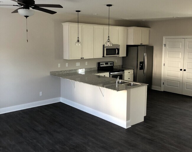 Building Photo - 2BD 2.5 Bathroom apartment available close to TTU