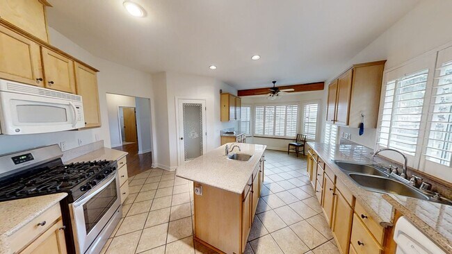 Building Photo - Spacious Single Story 3-Bedroom Home Beaut...