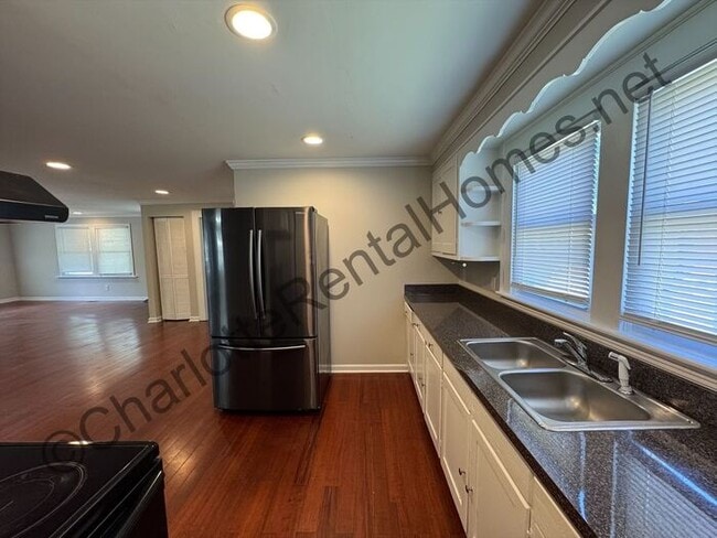 Building Photo - Nice 2 bedroom 2 bath home with large deta...