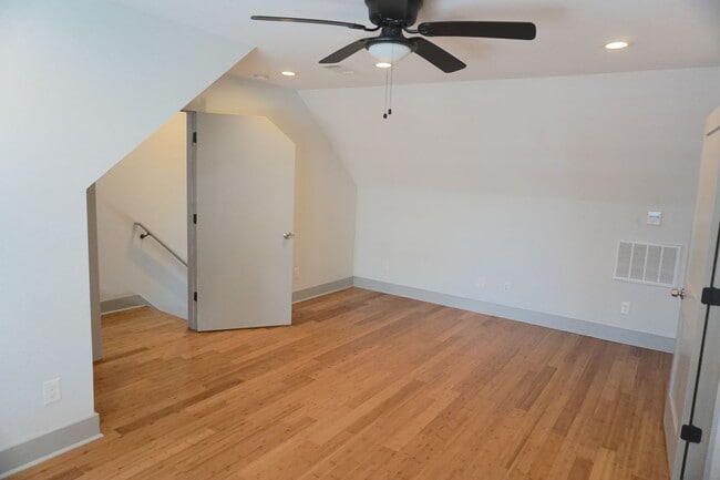 Building Photo - 2 BED | 2 BATH | HISTORIC DISTRICT | GATED BACKYARD WITH PORCH