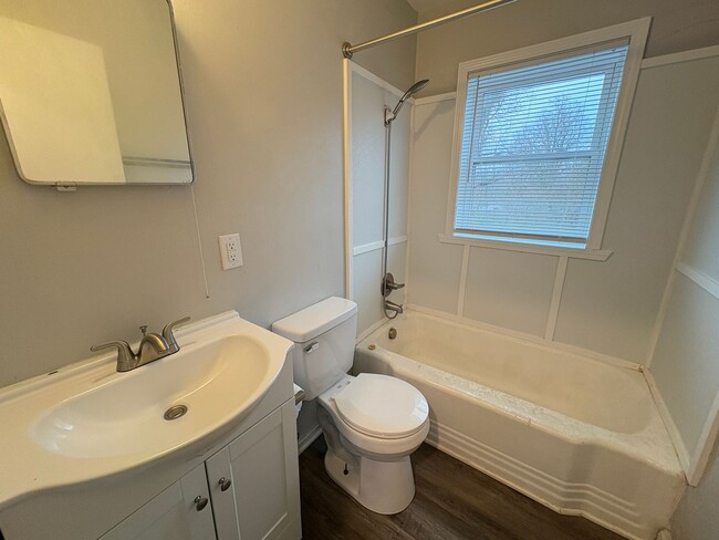 Building Photo - 2 Bedroom, 1 Bathroom Apartment in High Point!