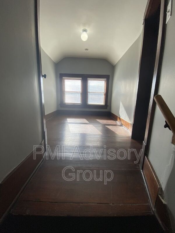 Building Photo - 710 SW Jewell Ave