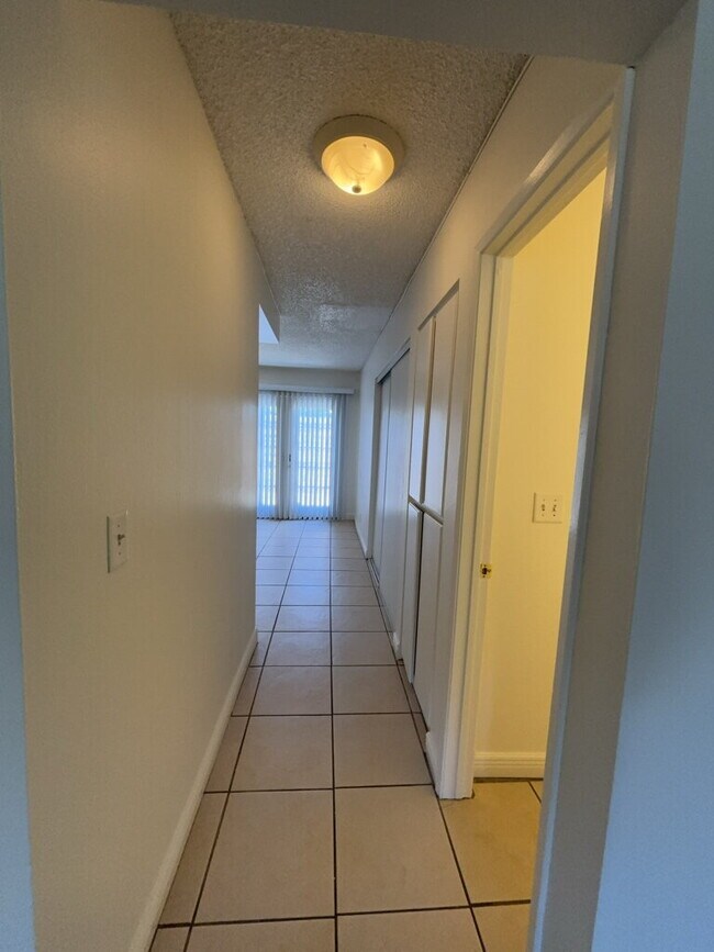 Building Photo - 2 Bedroom, 1 1/2 bathrooms property + Community with pool awaits!.