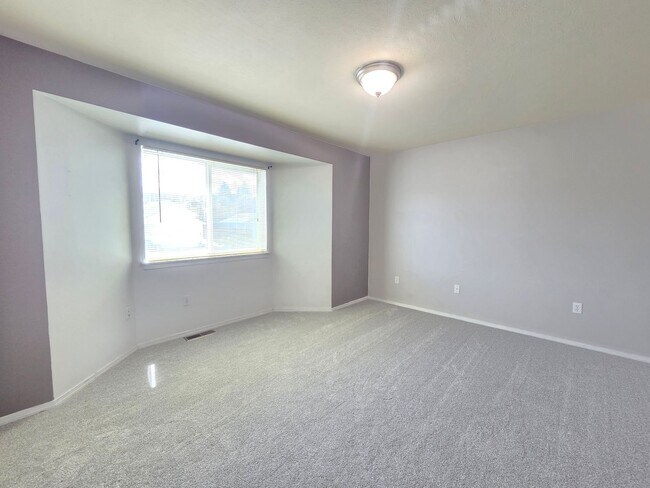 Building Photo - $2,800 - 3 Bed / 2 Bath Beautiful and Spacious Home with a Fully Fenced backyard