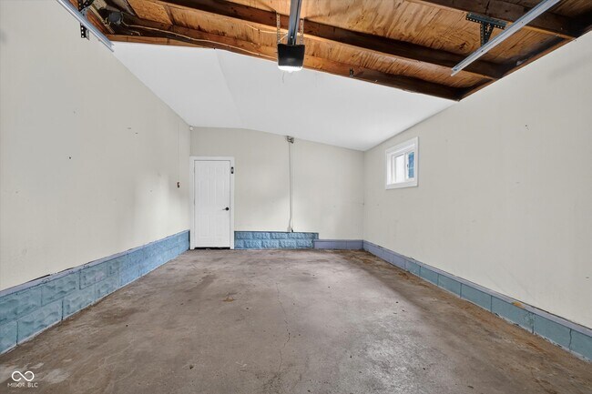 Building Photo - 320 W 39th St