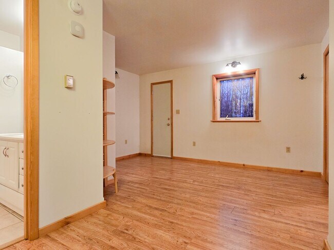 Building Photo - 3BR/3BA Home on 1.9 Acres – Garage & Pet F...