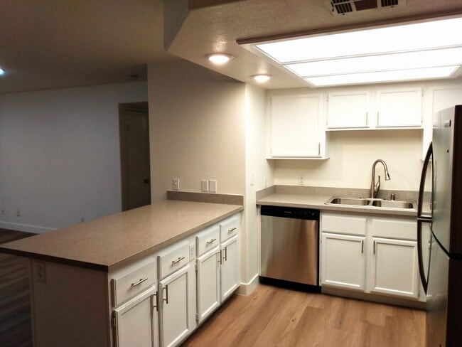 Building Photo - NEWLY UPDATED CONDO WITH BALCONY NEAR SUMMERLIN