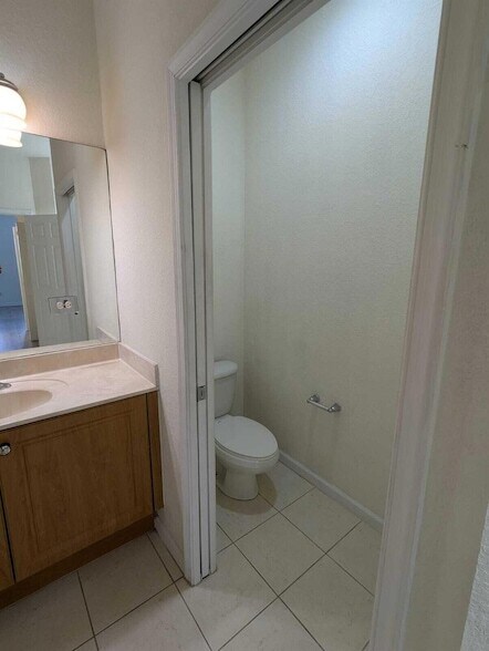 Building Photo - 221 Greenwich Cir