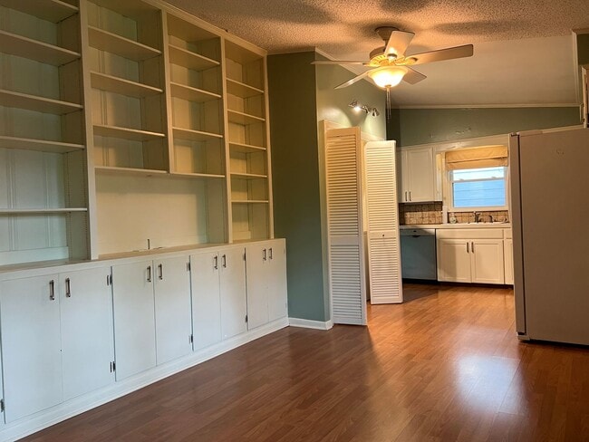 Building Photo - 7803 Delray Dr