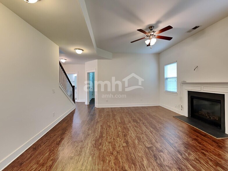 Building Photo - 1065 Adams Haven Bend