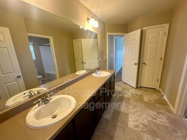 Building Photo - 2122 Longfin Ct