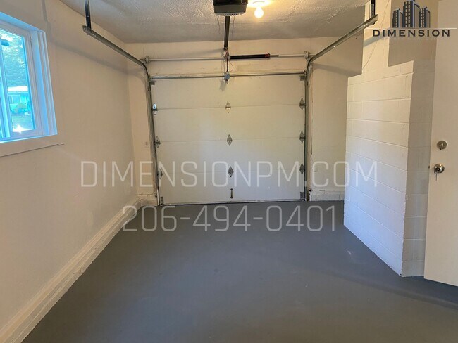 Building Photo - Ready to Move in Refreshed Ramber!