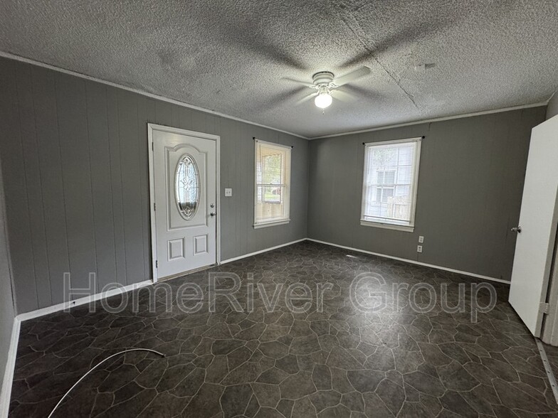 Building Photo - 204 E 48th St