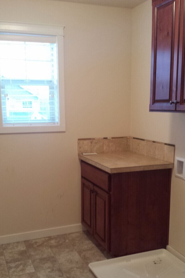 Building Photo - Spacious & Beautiful Home in Great Locatio...