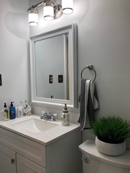 Building Photo - 4240 Embassy Dr