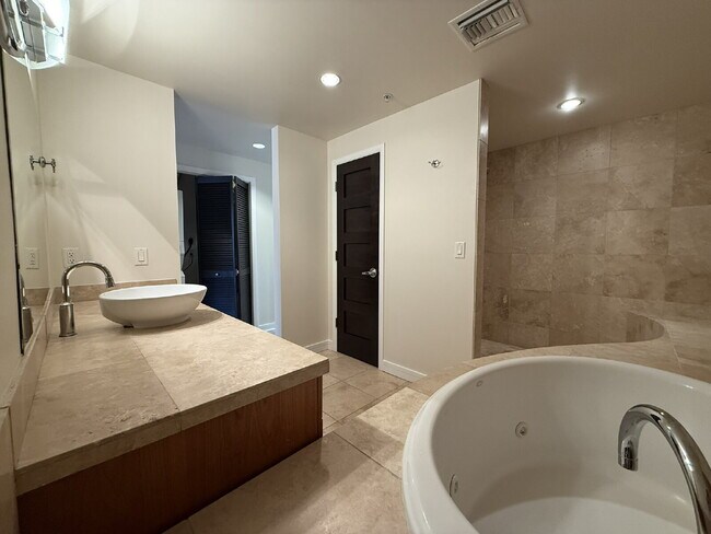 Building Photo - Penthouse Loft in Prime Downtown Location!