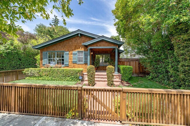 Building Photo - Updated 3BD/2BA Menlo Park Home with French Oak Floors + Bonus Room