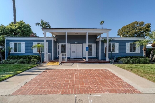 Building Photo - Bright & Airy 2-Bedroom End Unit Townhome