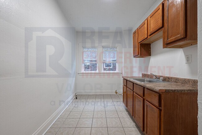 Building Photo - Cozy Living near University Circle