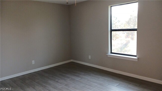 Building Photo - 934 Marilyn Ave S
