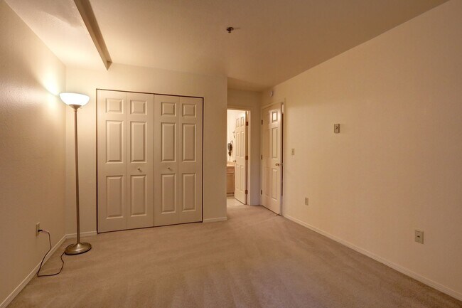 Building Photo - Charming 2BR 2BA Condo in great Bellevue l...