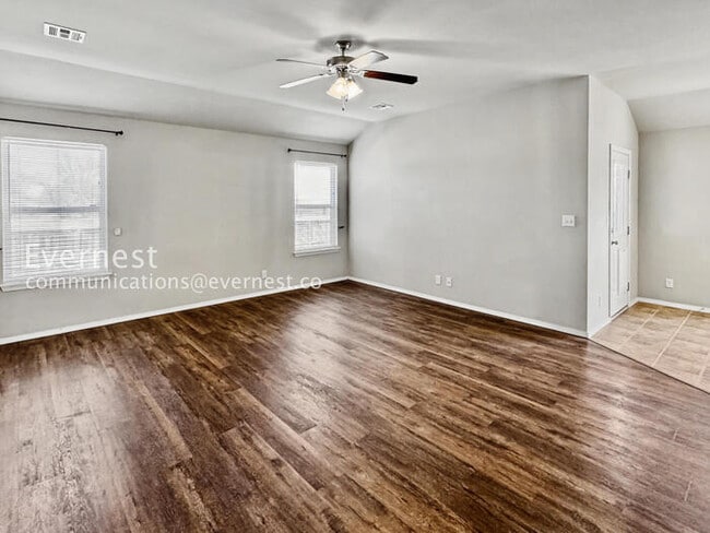 Building Photo - 3 Bed/2 Bath Home with Fenced Yard & Garage / Pet-Friendly / Available Soon!