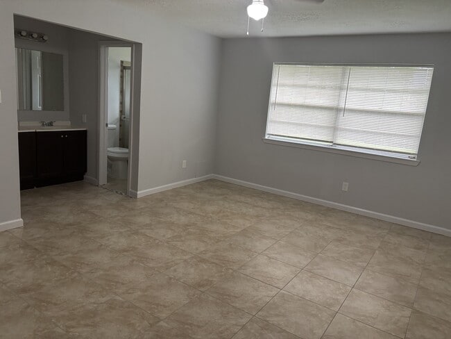 Building Photo - 10446 Towneview Dr
