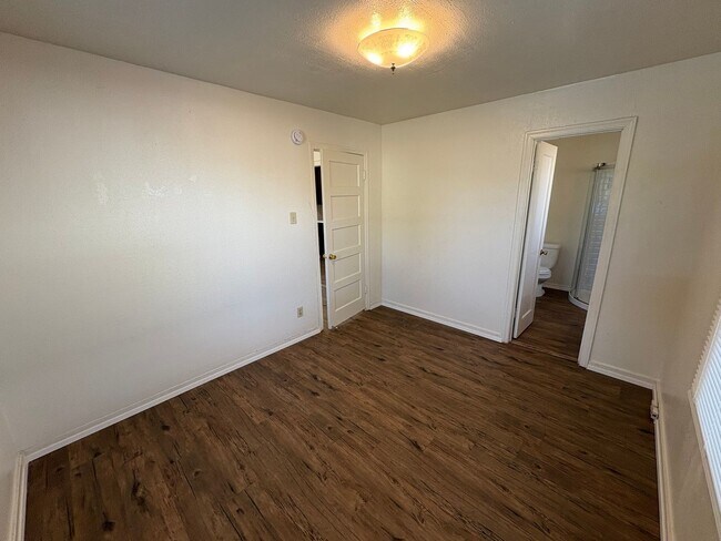 Building Photo - Cozy Home On Spacious Lot Available Now!