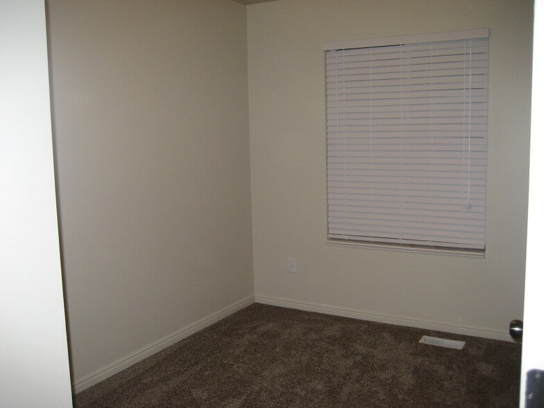 Bed2 - 4498 Chukar Dr