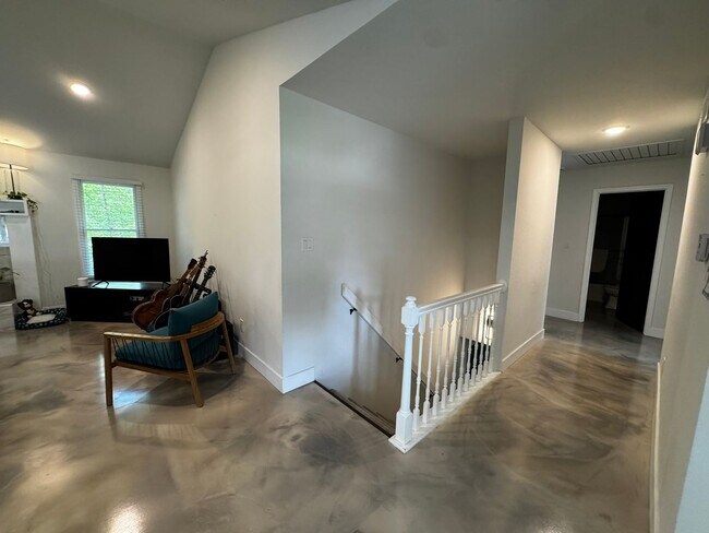 Building Photo - 5 Bed 4 Bath Home fenced yard