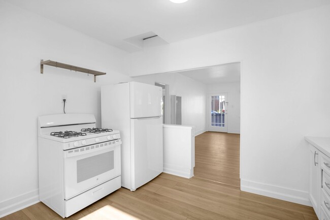 Building Photo - Beautiful bright 2 bedroom in Belmont Shore!