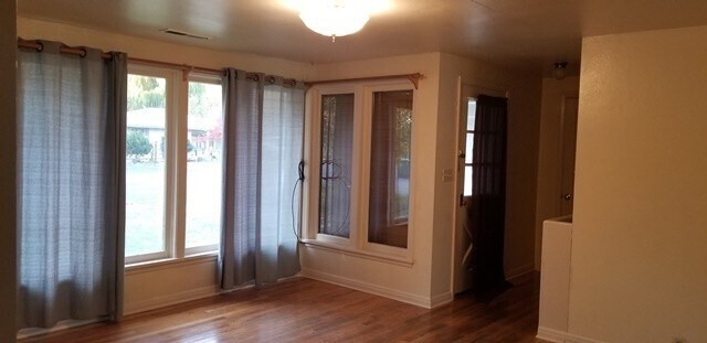 Building Photo - 4607 Clinton Ave