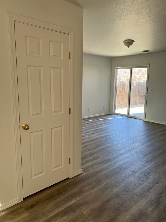 Building Photo - Coming soon! 4 bed 2.5 bath home in Meridian