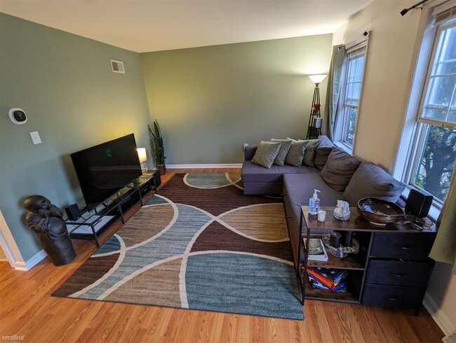 Building Photo - 3 br, 1.5 bath Townhome - 767 Knoll Drive