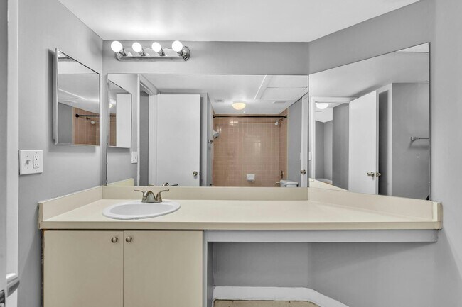 Building Photo - 2850 N Oakland Forest Dr