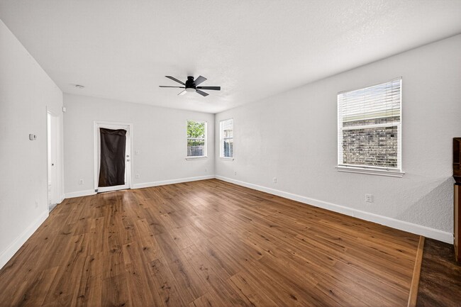 Building Photo - 7915 Cenote Dr