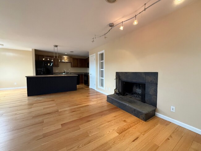 Building Photo - 6590 Delmonico Dr