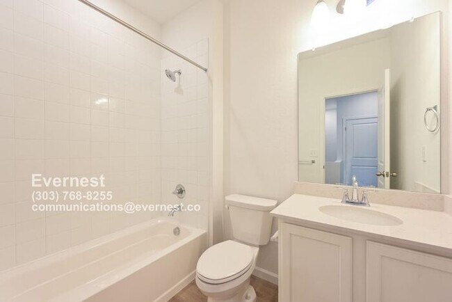 Building Photo - Spacious and Stylish Townhome with Prime L...