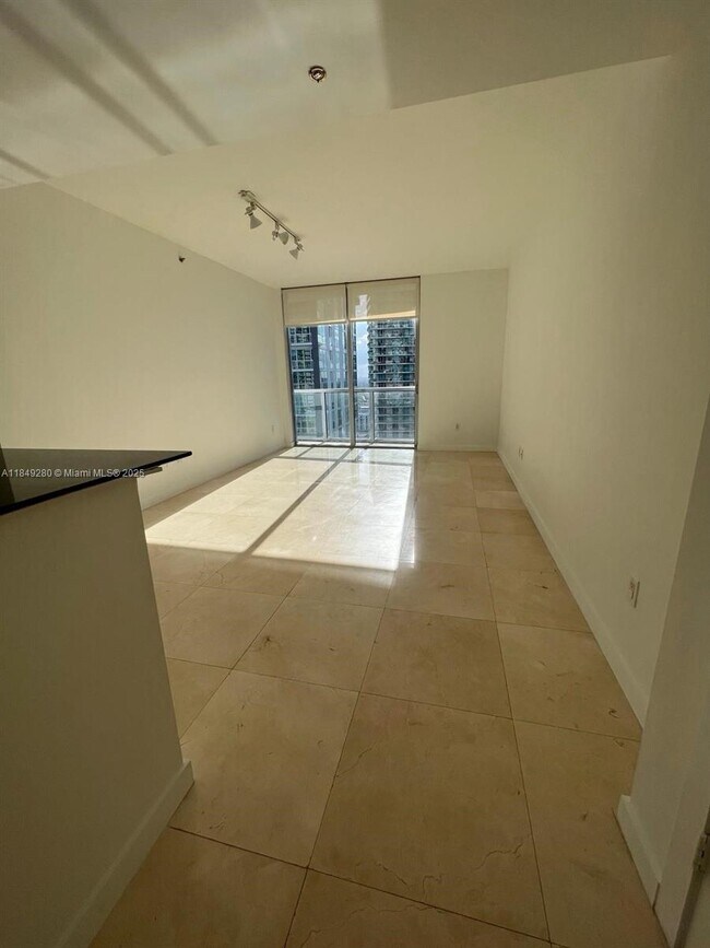 Building Photo - 1060 Brickell Ave