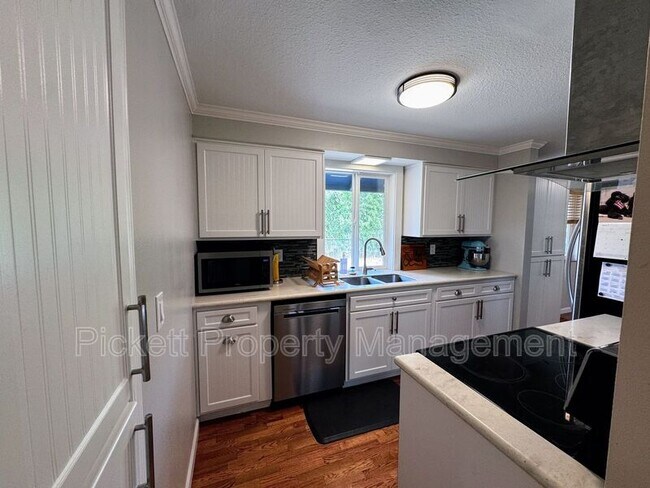 Building Photo - 2270 Madrona Dr SE