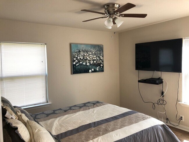 Building Photo - Move in Ready - 3 bedroom 2 bath 1 car garage