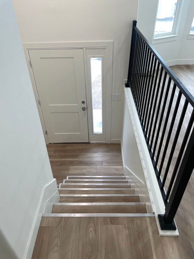 Building Photo - 3 bedroom, 1 bath unit. Newly Remodeled.