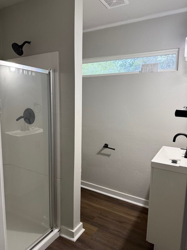 Building Photo - 3/3 HISD Fenced yard