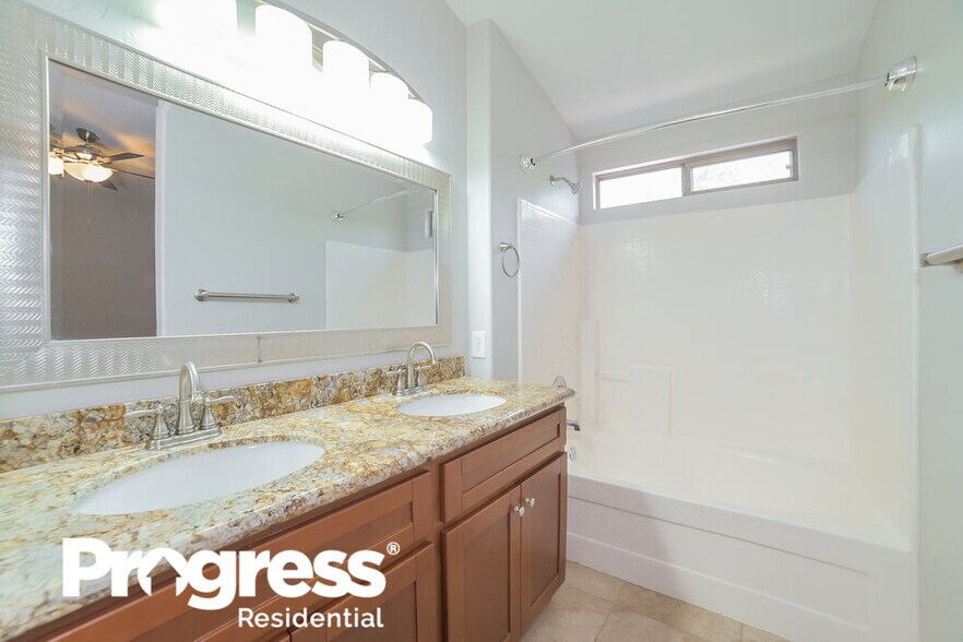 Building Photo - 323 N Ocean Dr