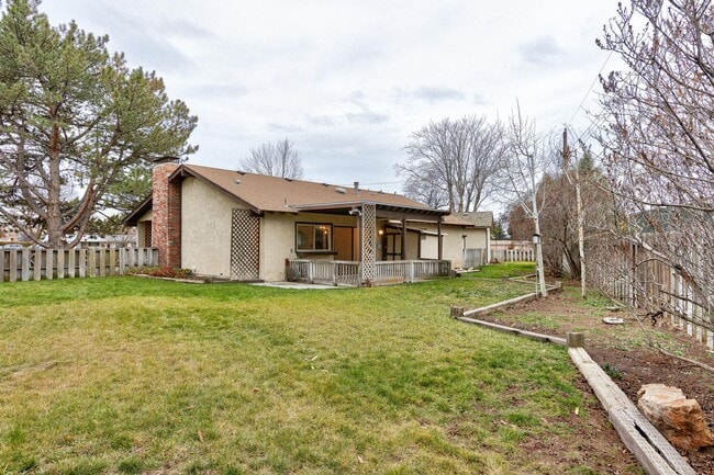 Building Photo - Charming Residence in a Prime Location 3bed/2bath