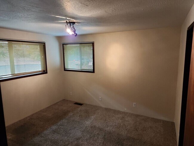 Building Photo - Clinton Dr