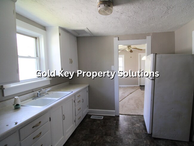 Building Photo - 2 BR 1 BA House with New Carpet and Paint ...
