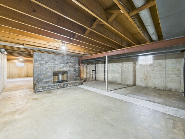 Building Photo - 3929 S Carriage Ln