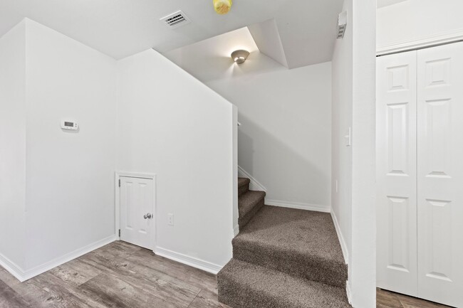 Building Photo - Beautifully Updated Townhouse in Niceville!